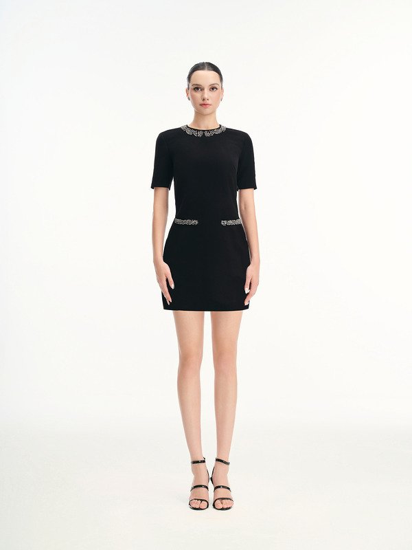 FEMININITY - ĐẦM ĐEN NGẮN