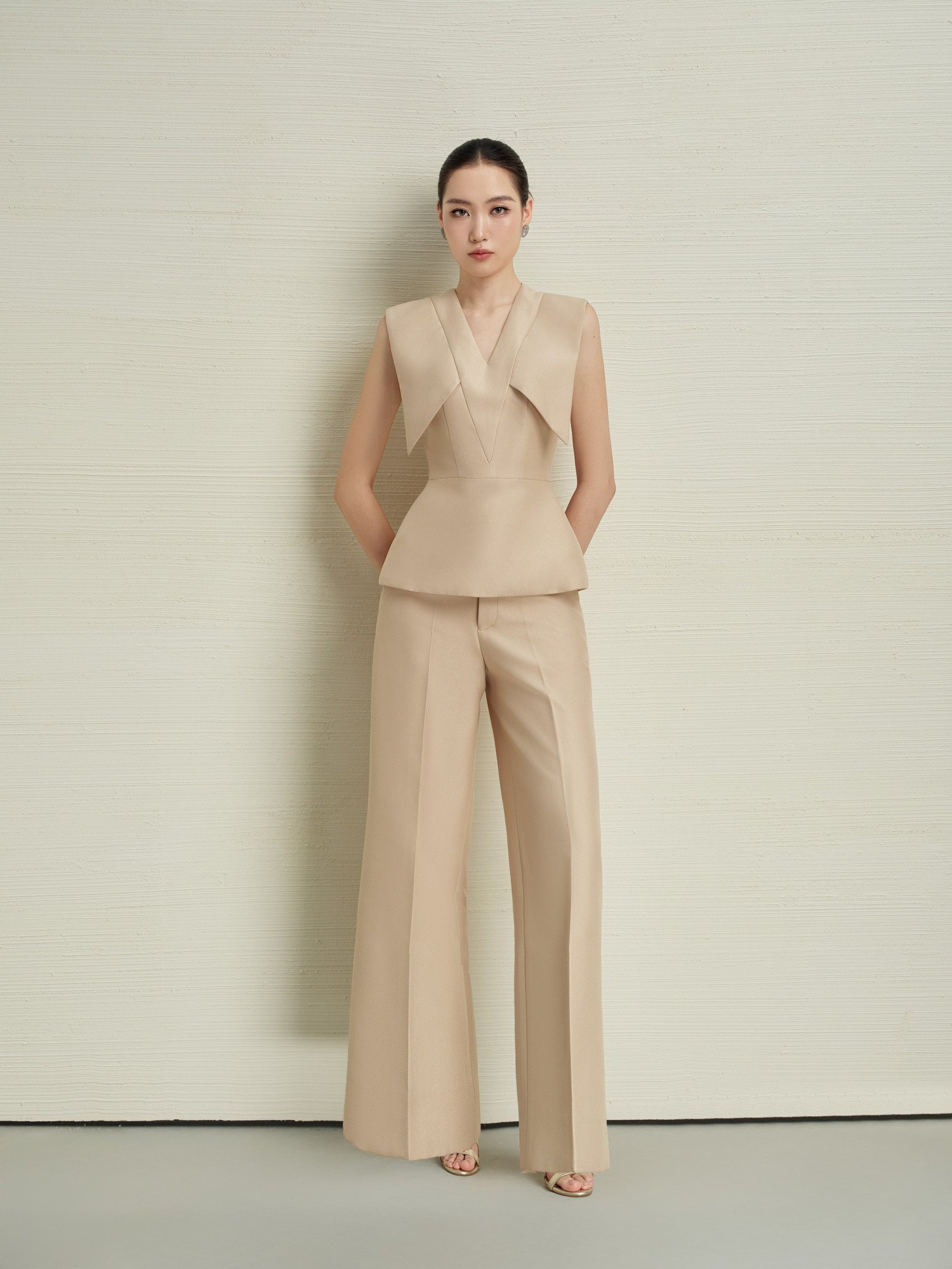 SET PEPLUM NUDE CỔ V