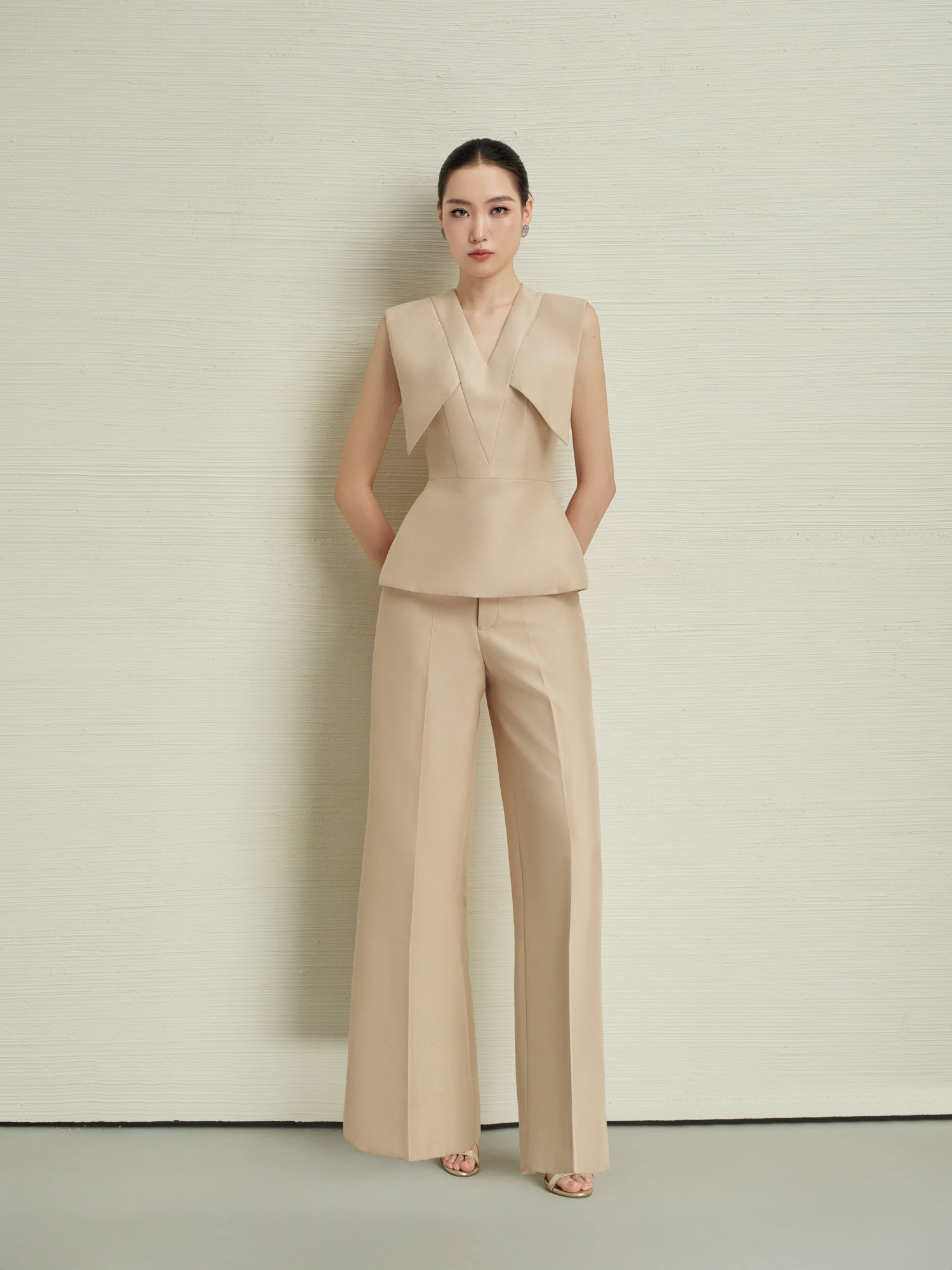 SET PEPLUM NUDE CỔ V