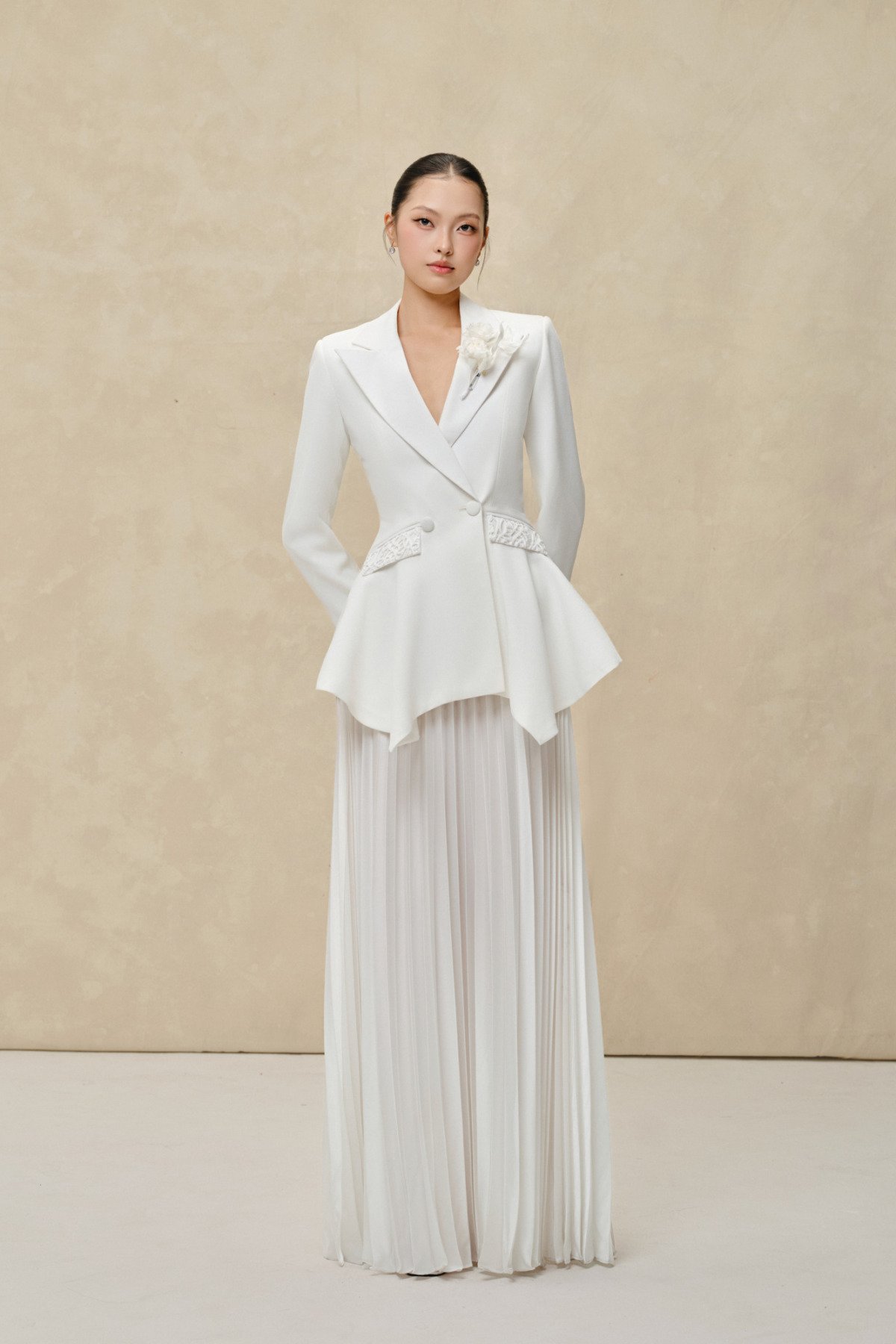 Chân váy xếp ly blazer peplum trắng