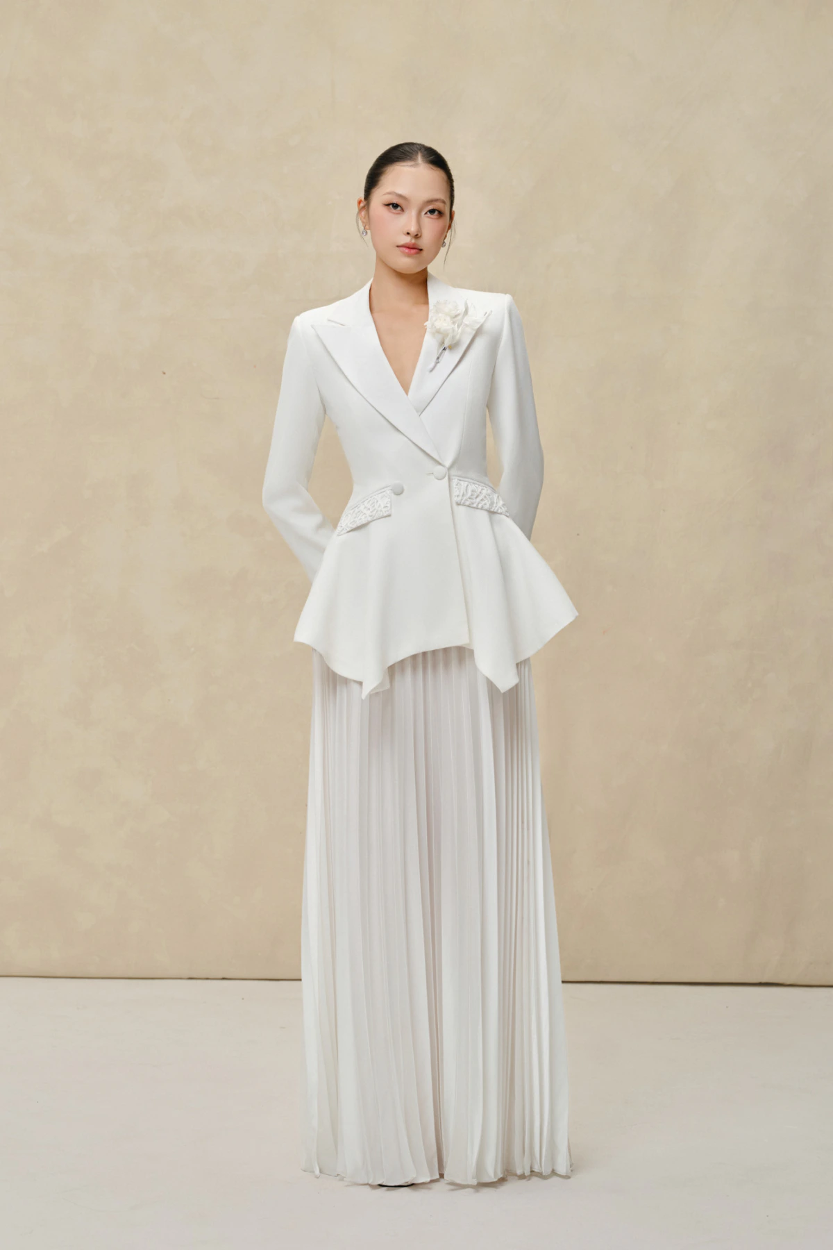 Chân váy xếp ly blazer peplum trắng