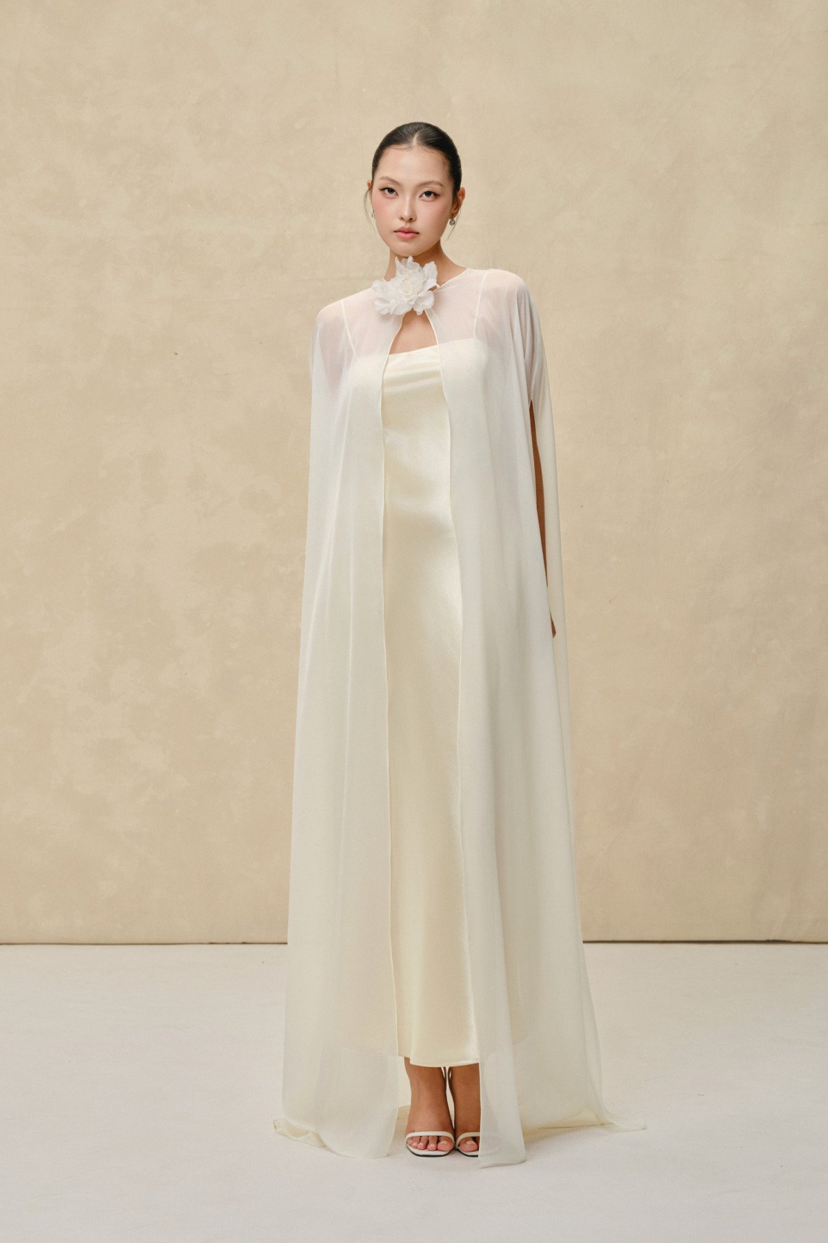 Váy lụa kèm choàng chiffon