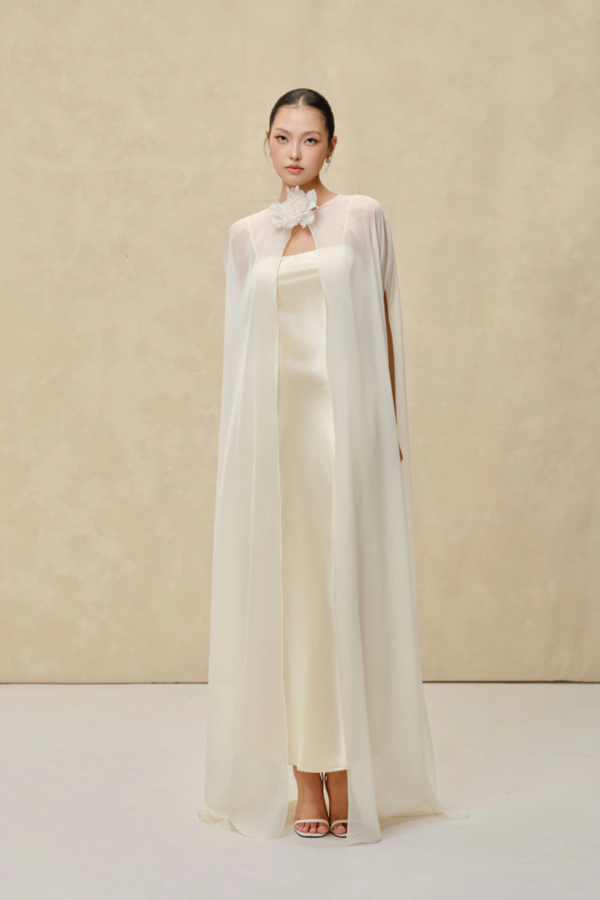 Váy lụa kèm choàng chiffon
