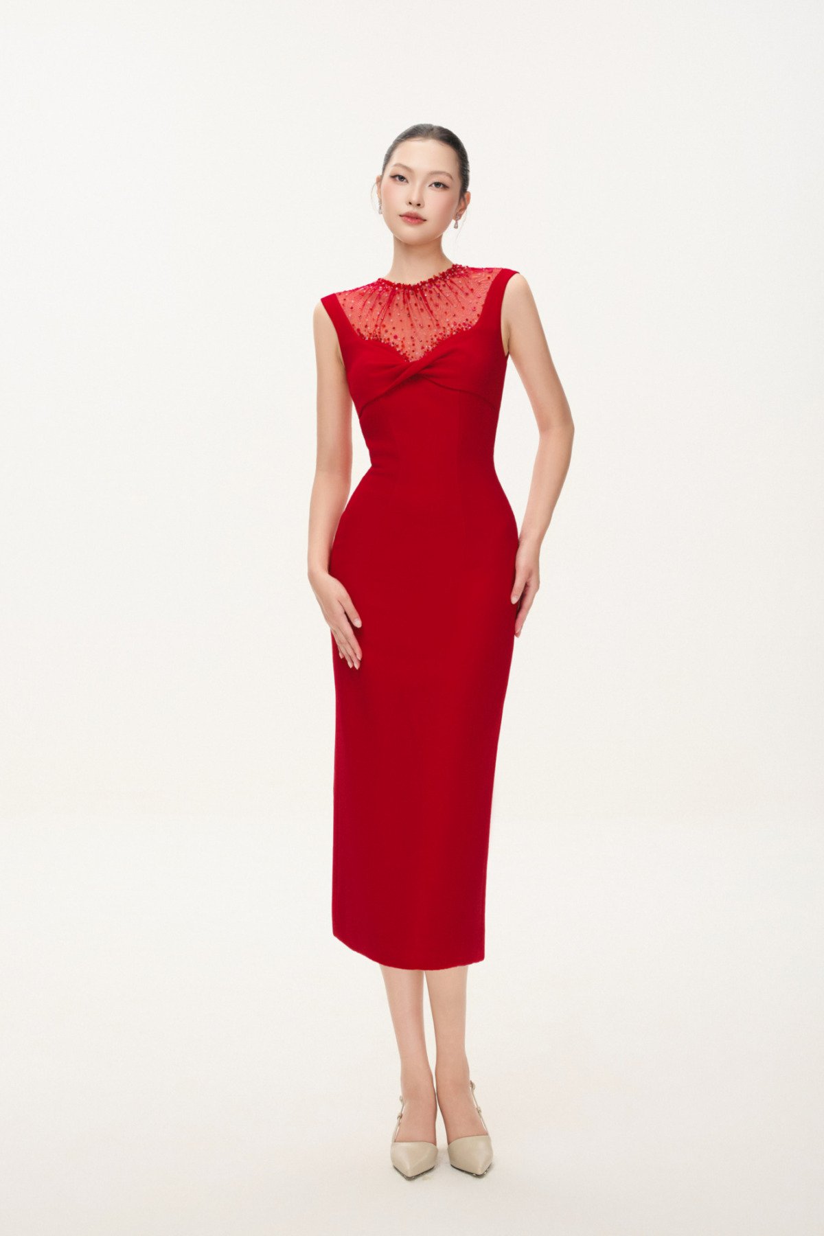 Váy đỏ ôm draping đính kết thủ công