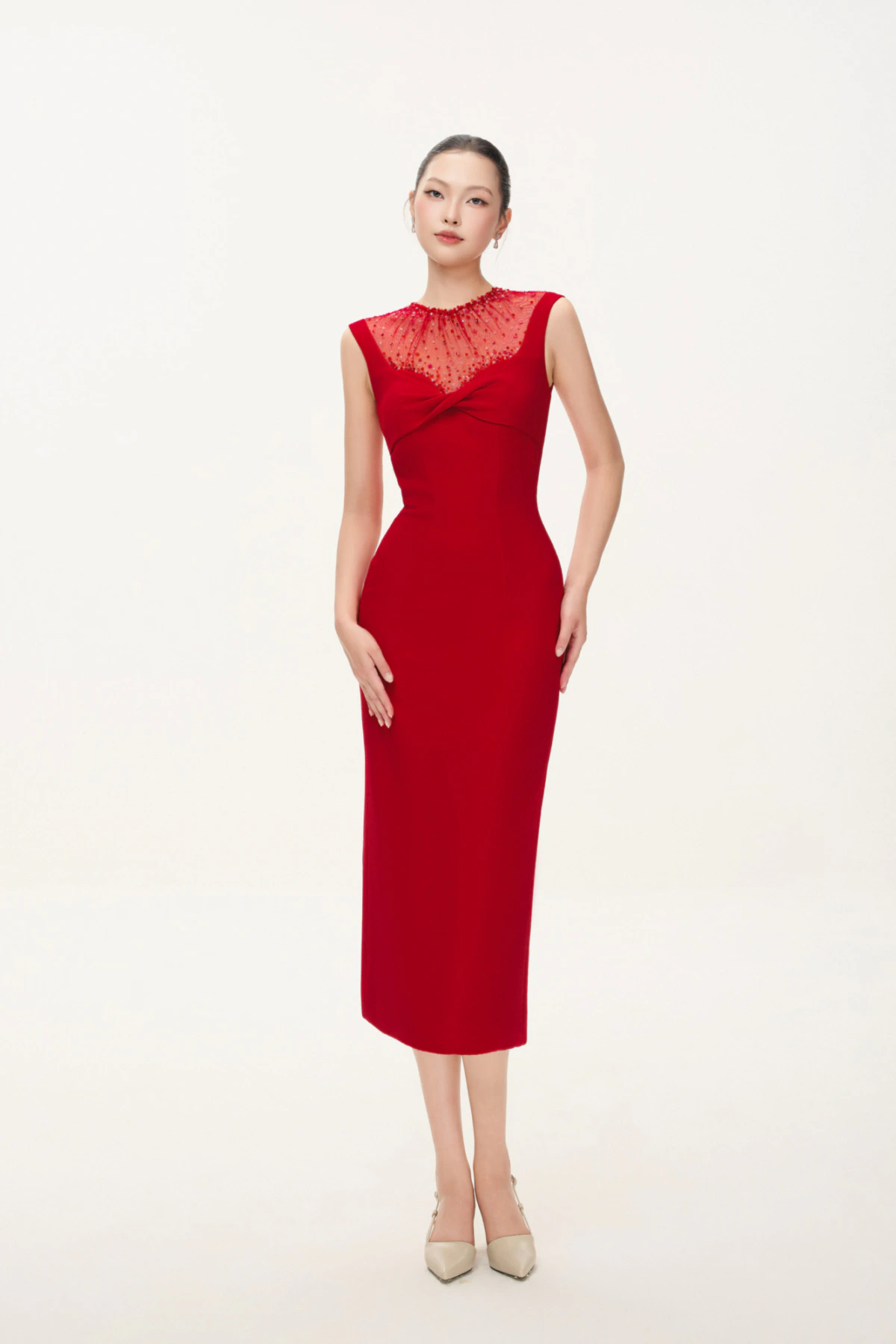 Váy đỏ ôm draping đính kết thủ công